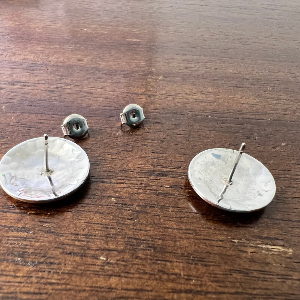 ☘️5/$25 Silver Tone Hammered Metal Stud Earrings Shiny Chic Round Minimalist - Picture 5 of 5